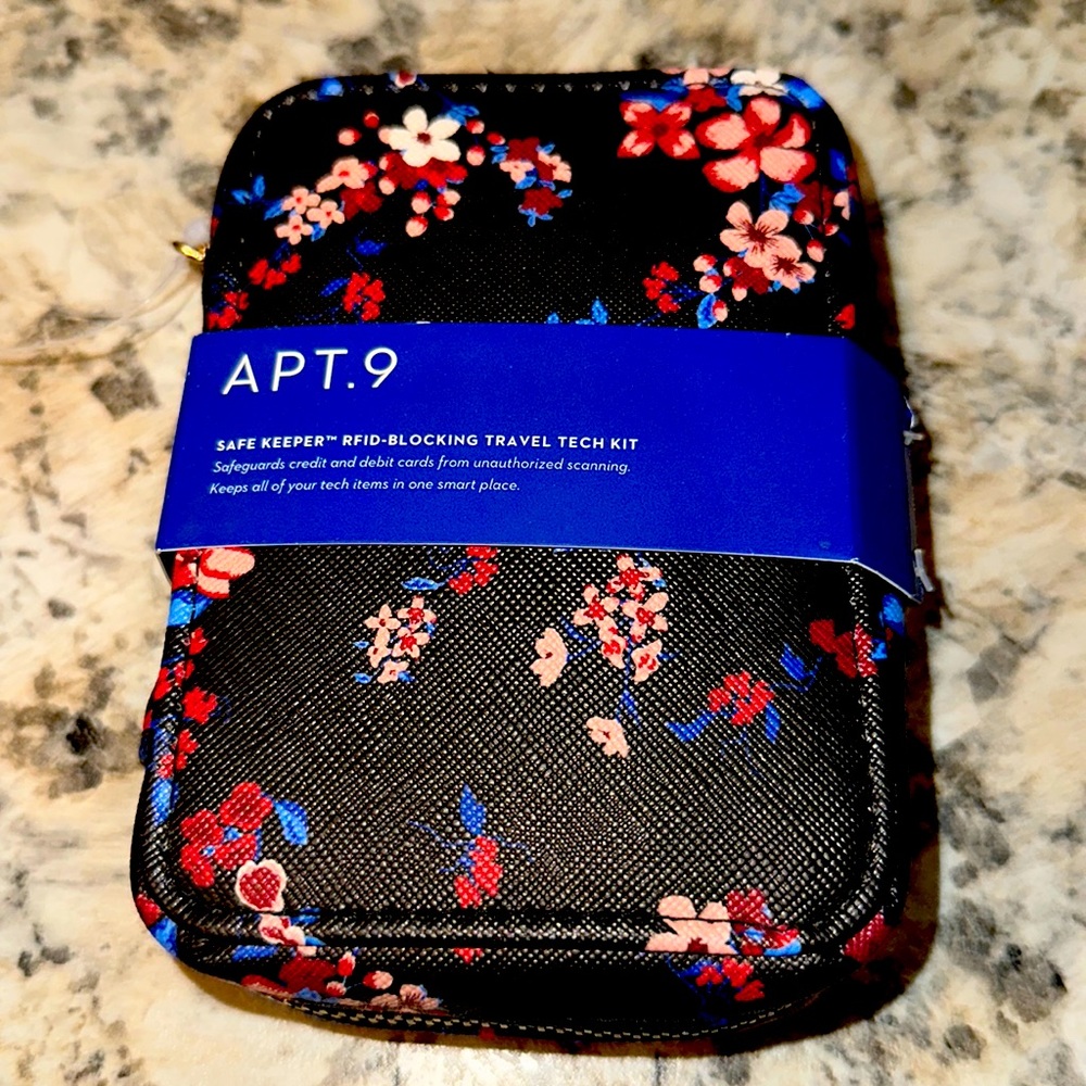 Safe Keeper RFID Blocking Travel Tech Kit NWT 🌸